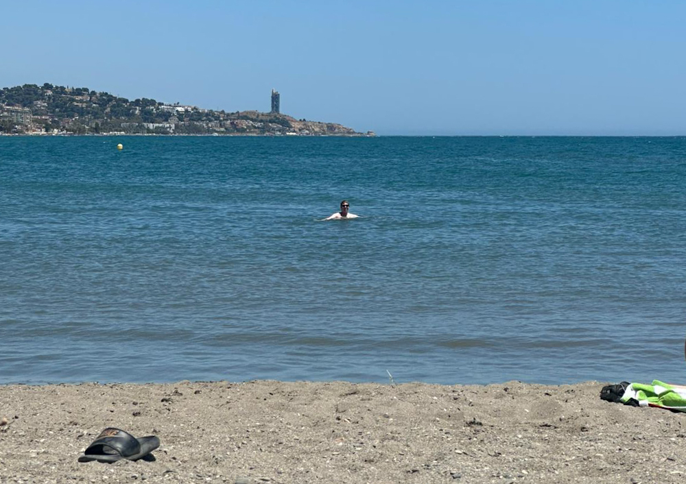 Calum es una pequeña mota en la distancia en el mar.