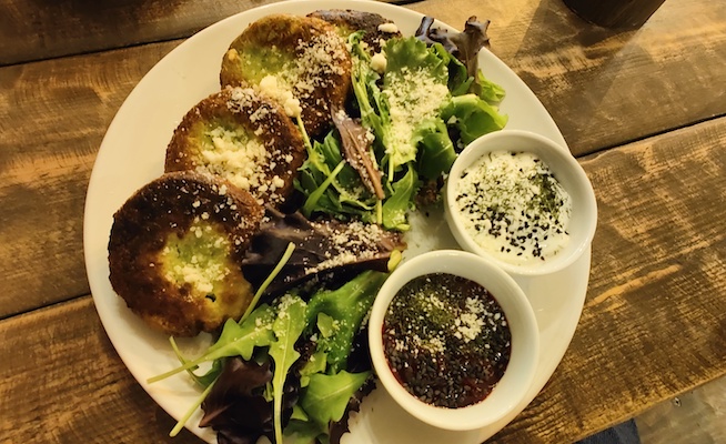 Spinach filled pancakes including yoghurt and a spicy fruit sauce