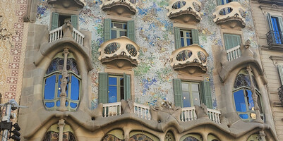 Outside the Casa Batlló surrounded by tourists