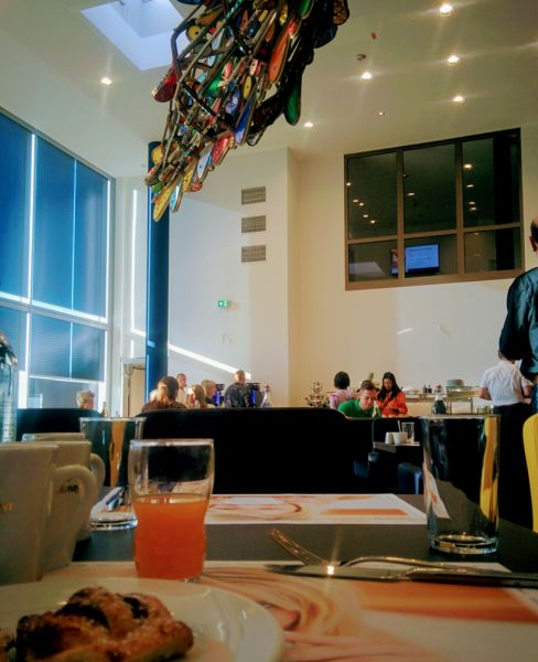 View of carathotel Düsseldorf City. Frühstück