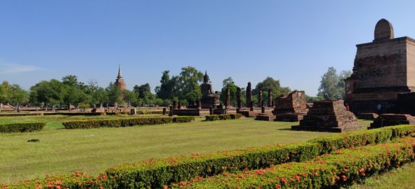 View of Wat Mahathat (วัดมหาธาตุ)